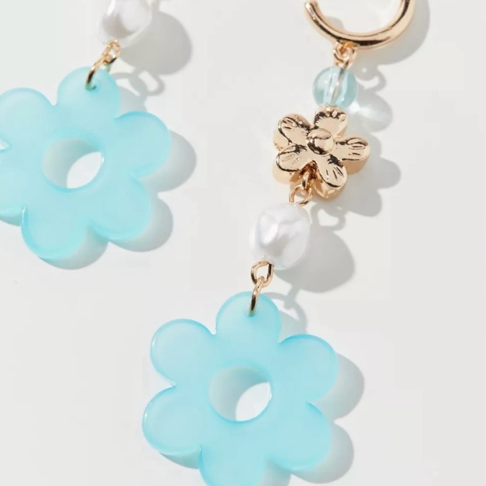 NWT Urban Outfitters Isabella Flower Drop Hoop Earrings - Picture 3 of 6